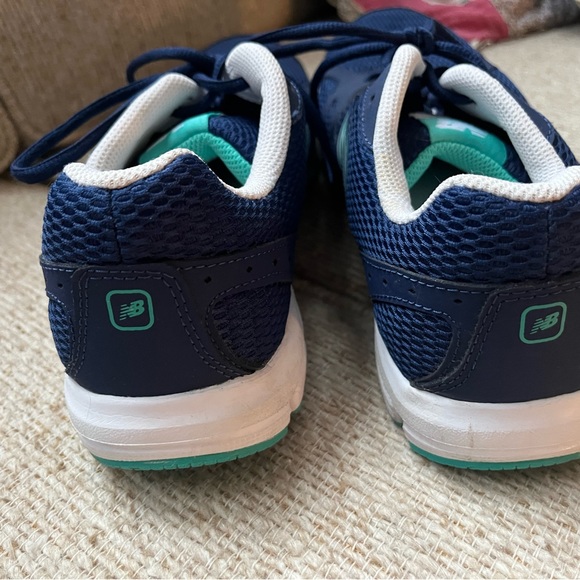 Women’s EUC New Balance Navy with Teal Size 10.5 - Picture 3 of 5